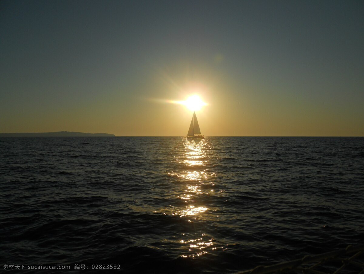 大海上 的帆船 大海 帆船 出海 日出 太阳 天空 海浪 水 波浪 反光 黄色 自然风光 自然景观 自然风景