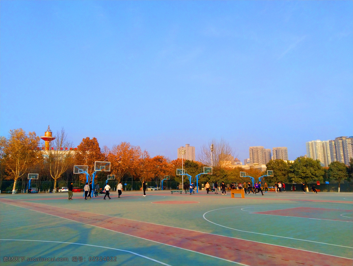 篮球 场上 激情 运动 操场 夕阳 高楼 篮球场 天空 树木 体育 各色人物 文化艺术 体育运动