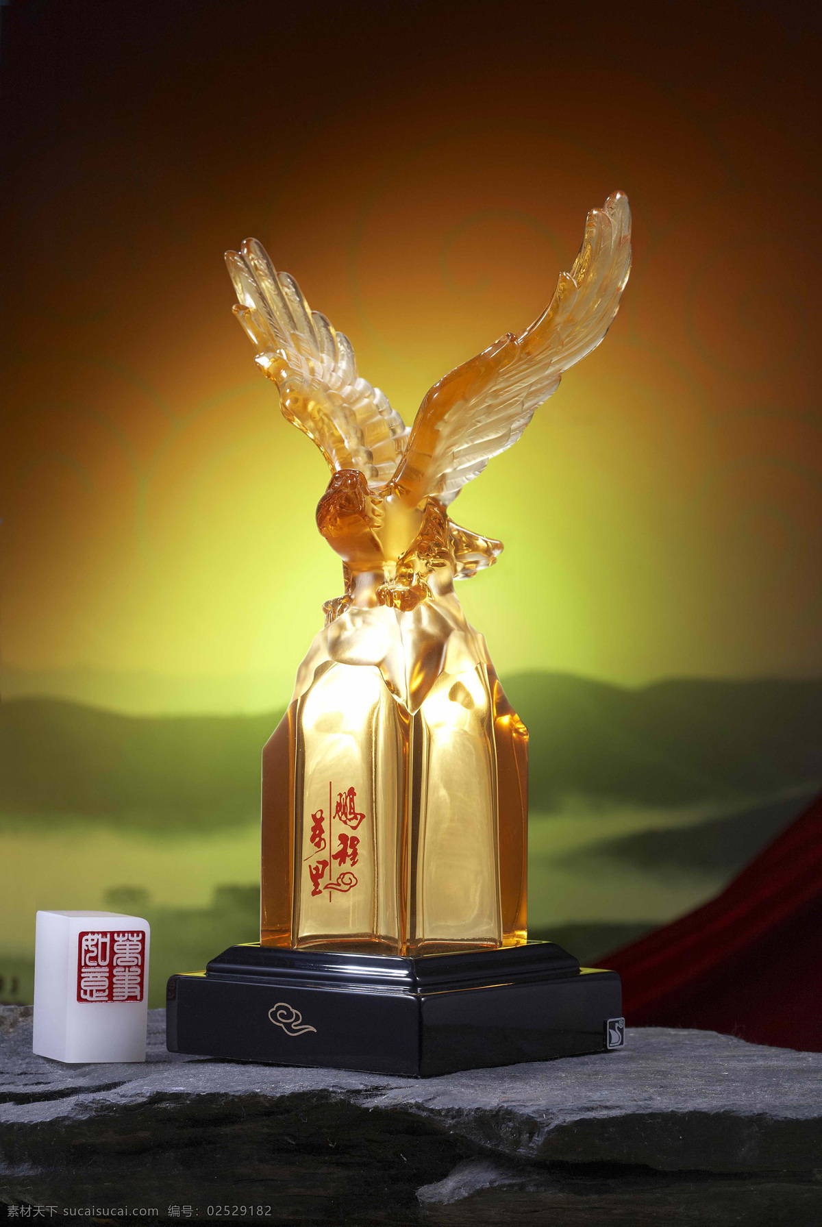 鹏程万里 高档琉璃工艺 琉璃产品 工艺品 高档工艺品 玻璃工艺 传统文化 文化艺术 鹰 吉祥物 高档礼品 风水摆设