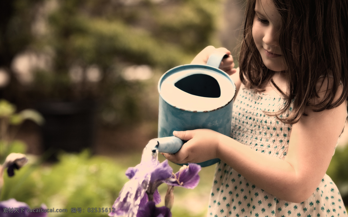 浇 花 小女孩 外国儿童 可爱 小孩 夏天的小女孩 夏季 浇花 喷壶 儿童图片 人物图片