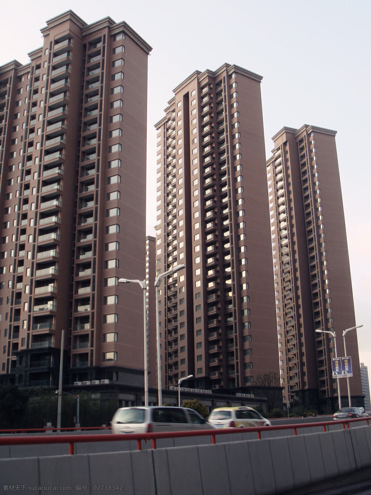 白云 高层建筑 建筑摄影 建筑园林 蓝天 路灯 绿叶 汽车 上海 建筑 上海建筑 树木 道路指挥灯 围栏 家居装饰素材 灯饰素材