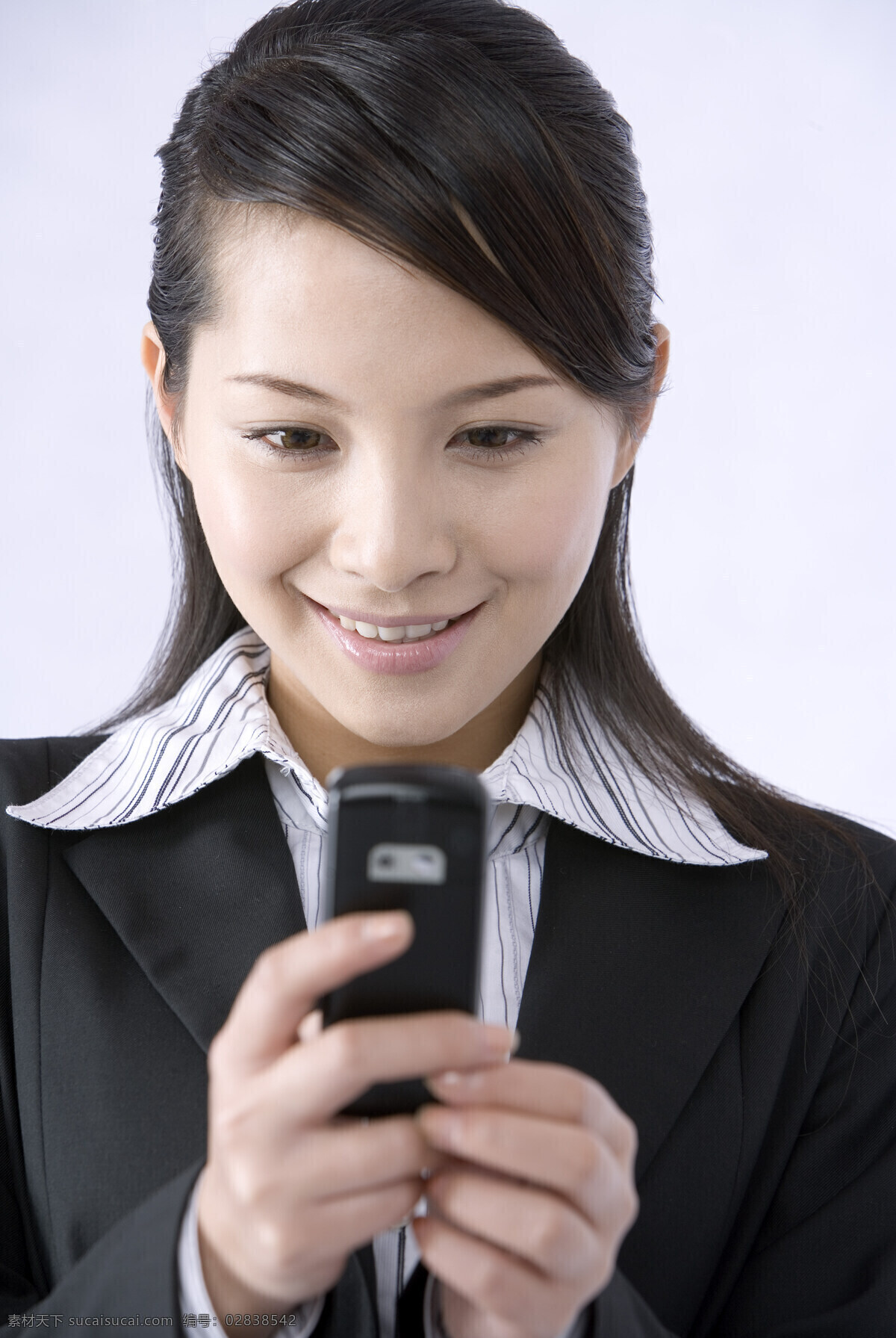 看 手机 职业女性 通信 沟通 商务 客服 耳麦 通话 联络 商业摄影 通讯人物 人物图库 高清图片 商务人士 人物图片