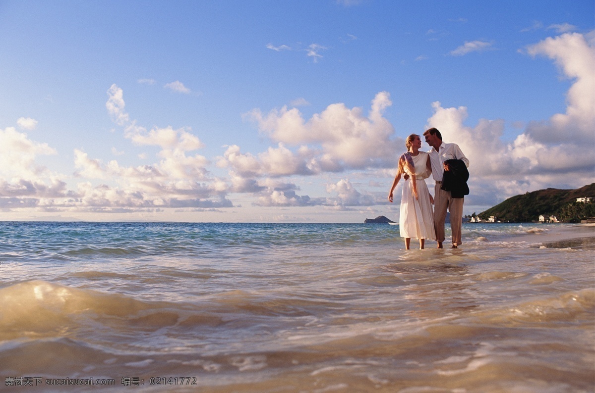 海滩 上 外国 夫妻 外国女性 女人 外国男性 男人 情侣 恋人 夫妇 浪漫 恩爱 沙滩 大海 美丽风景 大海图片 风景图片