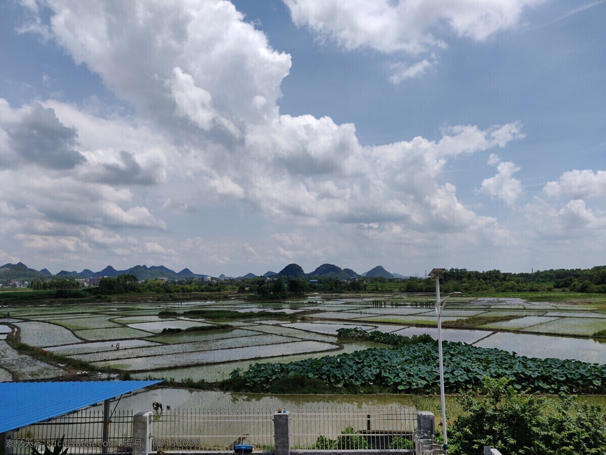 高清风景图 蓝天 天空 农忙 田野 景色 风景 插秧 劳作 背景 夏天 劳动 自然景观 山水风景