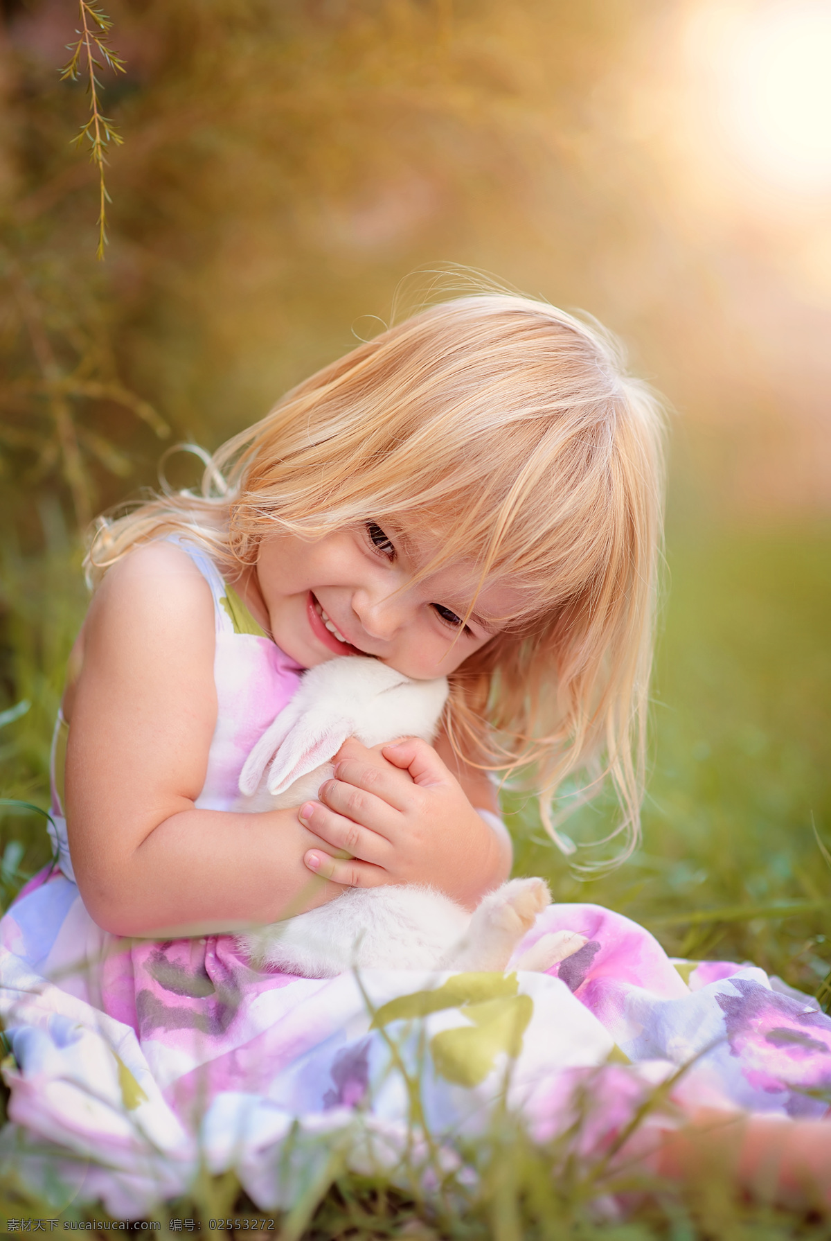 抱 兔子 女孩 草丛 可爱 儿童 儿童图片 人物图片