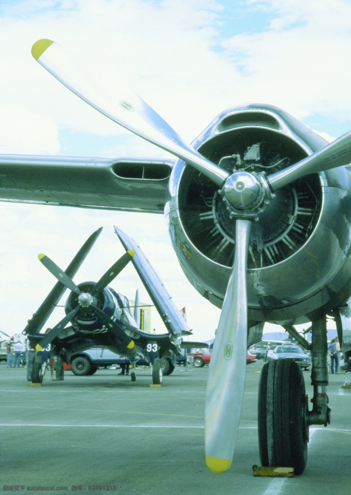 战斗机 机场 双机 老式 可折机翼 现代科技 军事武器 摄影图库