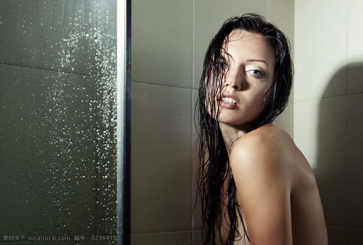 正在 沐浴 美女图片 女性 好身材 性感 诱惑 美丽 魅力 淋浴 水滴 优美身姿 人物图片