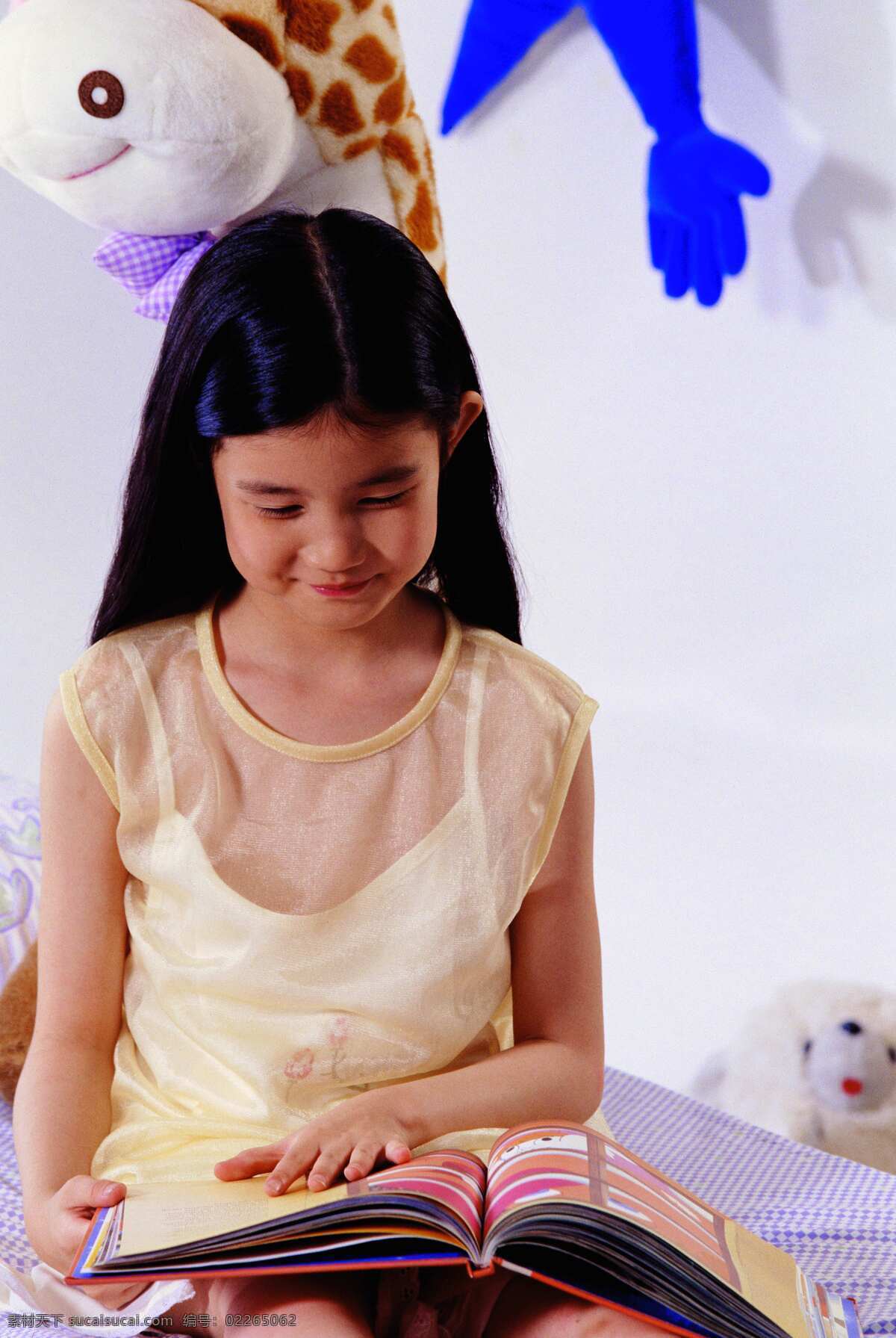 抱枕 儿童幼儿 活泼 可爱 女孩 墙面装饰 人物图库 摄影图库 游戏 童年 游戏童年 床铺 玩具 图书 psd源文件