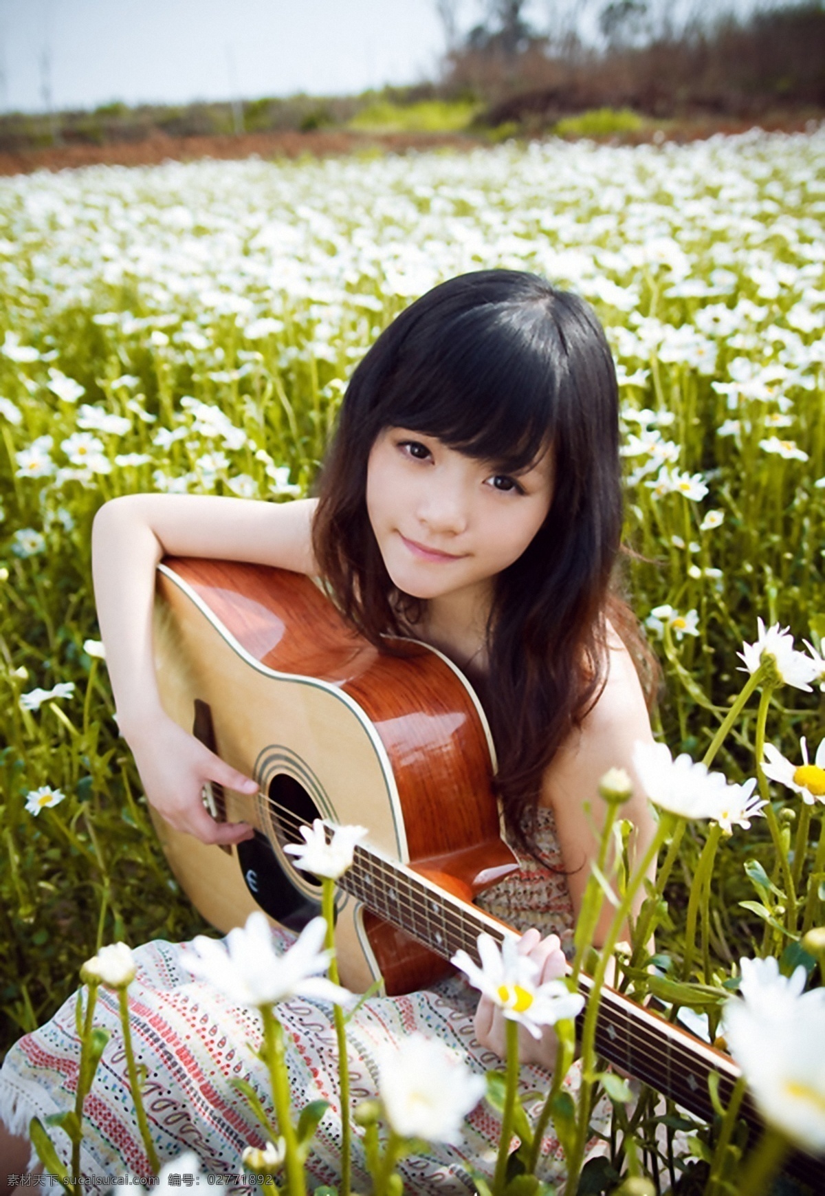 弹吉他的美女 摄影图库 人物图库 人物摄影 美女 模特 写真 吉他 野外景色 花草