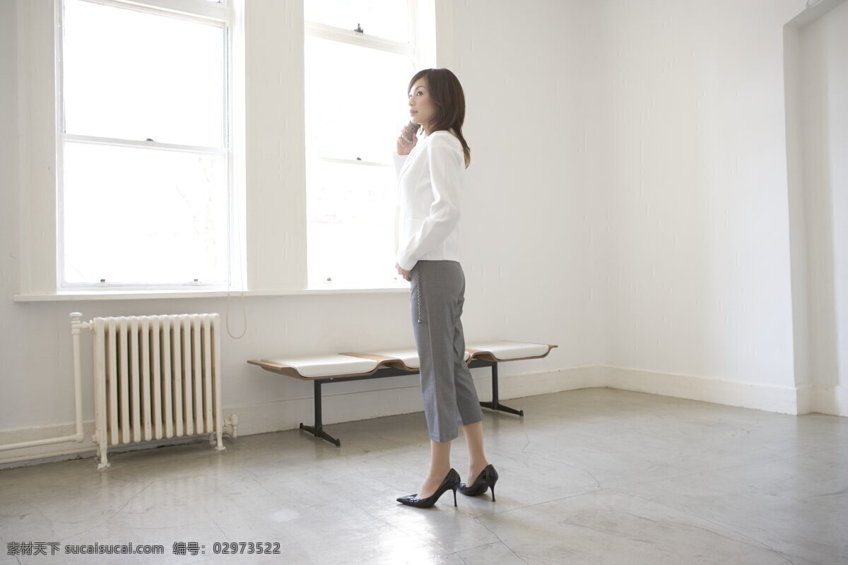 正在 打电话 女性 人物 职业女性 商务 白领 过道 手机 商务人士 人物图片