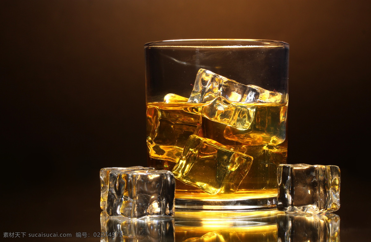 冰块 加 冰 洋酒 加冰洋酒 威士忌 高档洋酒 美酒 酒水饮料 玻璃酒杯 杯子 酒类图片 餐饮美食
