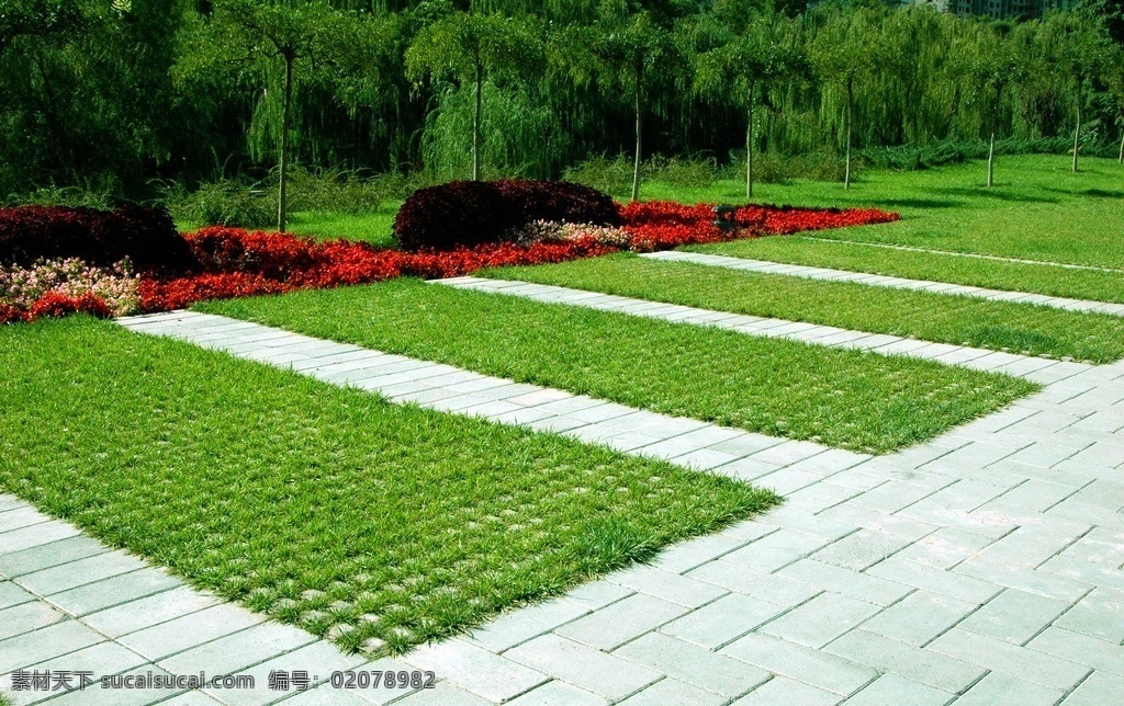 停车场的草坪 停车场 草坪 砖头 石头 混凝土 绿地 鲜花 建筑材料 园林系列 孔植草砖 绿草 丛生 草坪上 环保砖 园林建筑 建筑园林