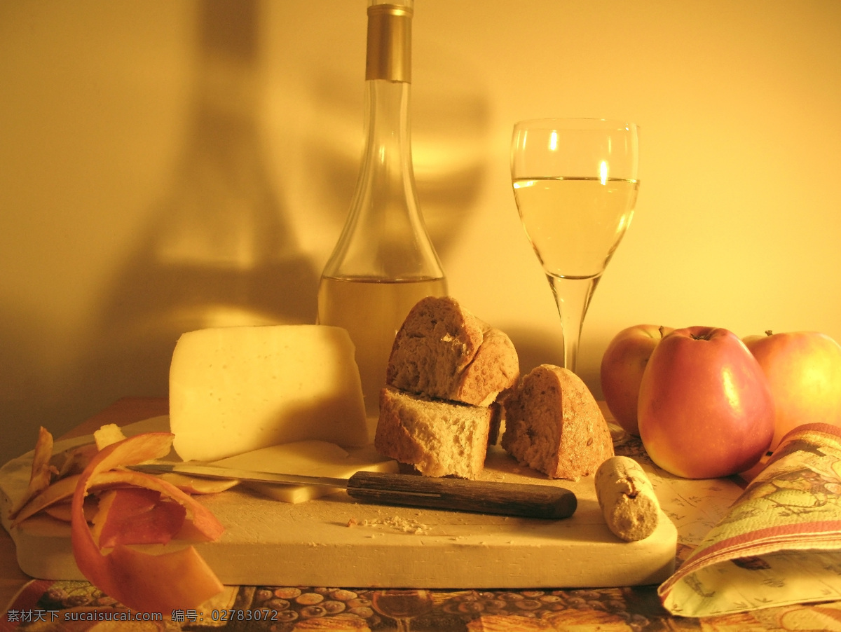 奶酪 白葡萄酒 苹果 法国奶酪 长棍面包 面包 酒足饭饱 西餐 正餐后 西餐美食 餐饮美食