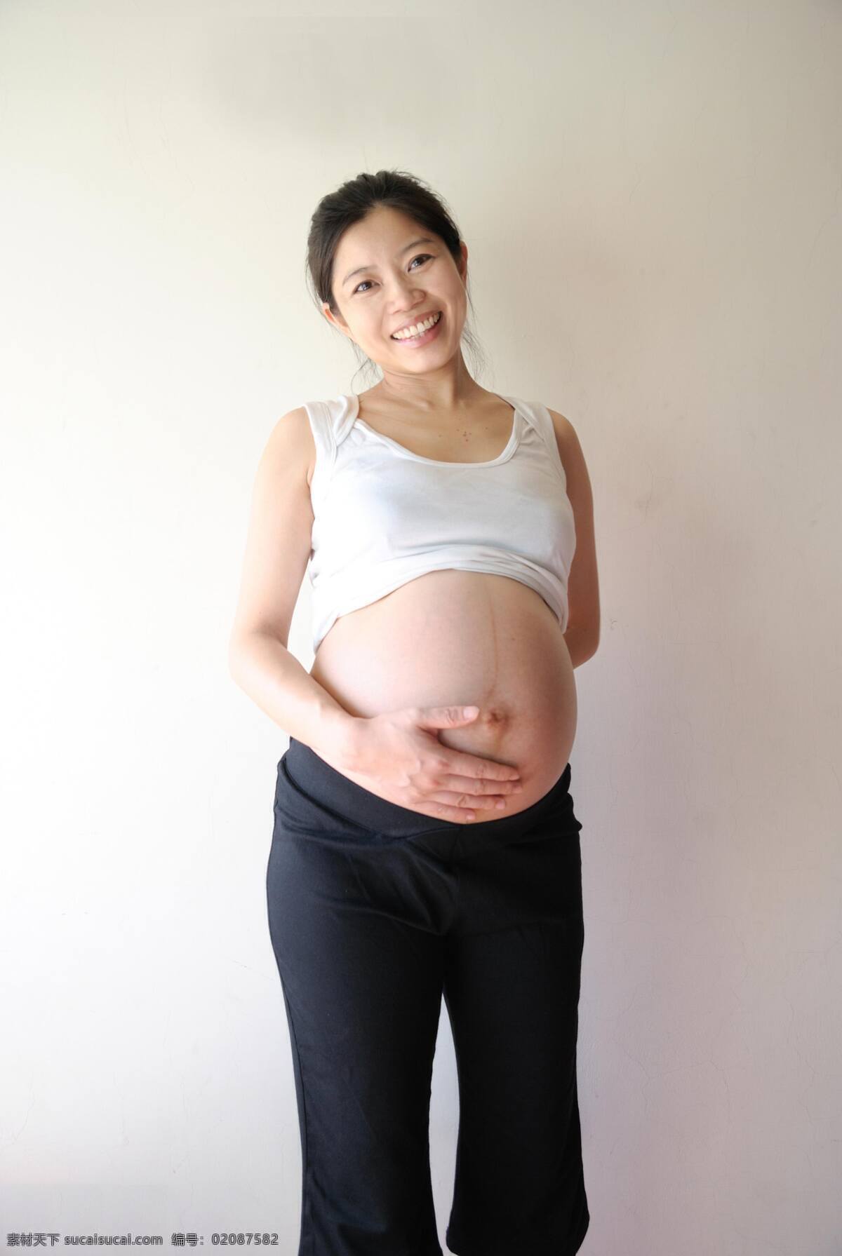 孕妇 怀胎 十月怀胎 怀胎妇女 准妈妈 挺大肚子 高兴 微笑 妇女 女性 女性人物写真 女人 女性女人 人物图库