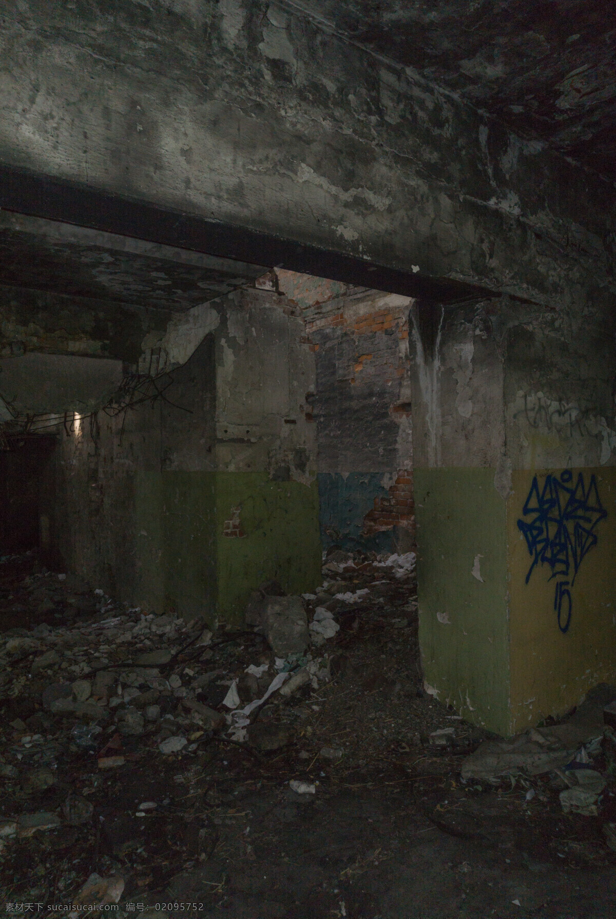 废弃房屋 内部 废弃 破旧 建筑 破墙 工厂 涂鸦 垃圾 砖墙 摄影图片