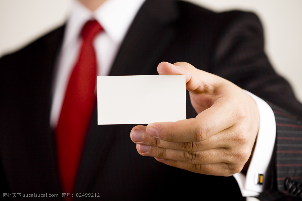 商务 人士 手 白色 卡片 商业图片 白色卡片 空白 银行卡 名片 广告 手势 拿着 西装 正式 展示 展现 商务人士 高清图片 人物图片
