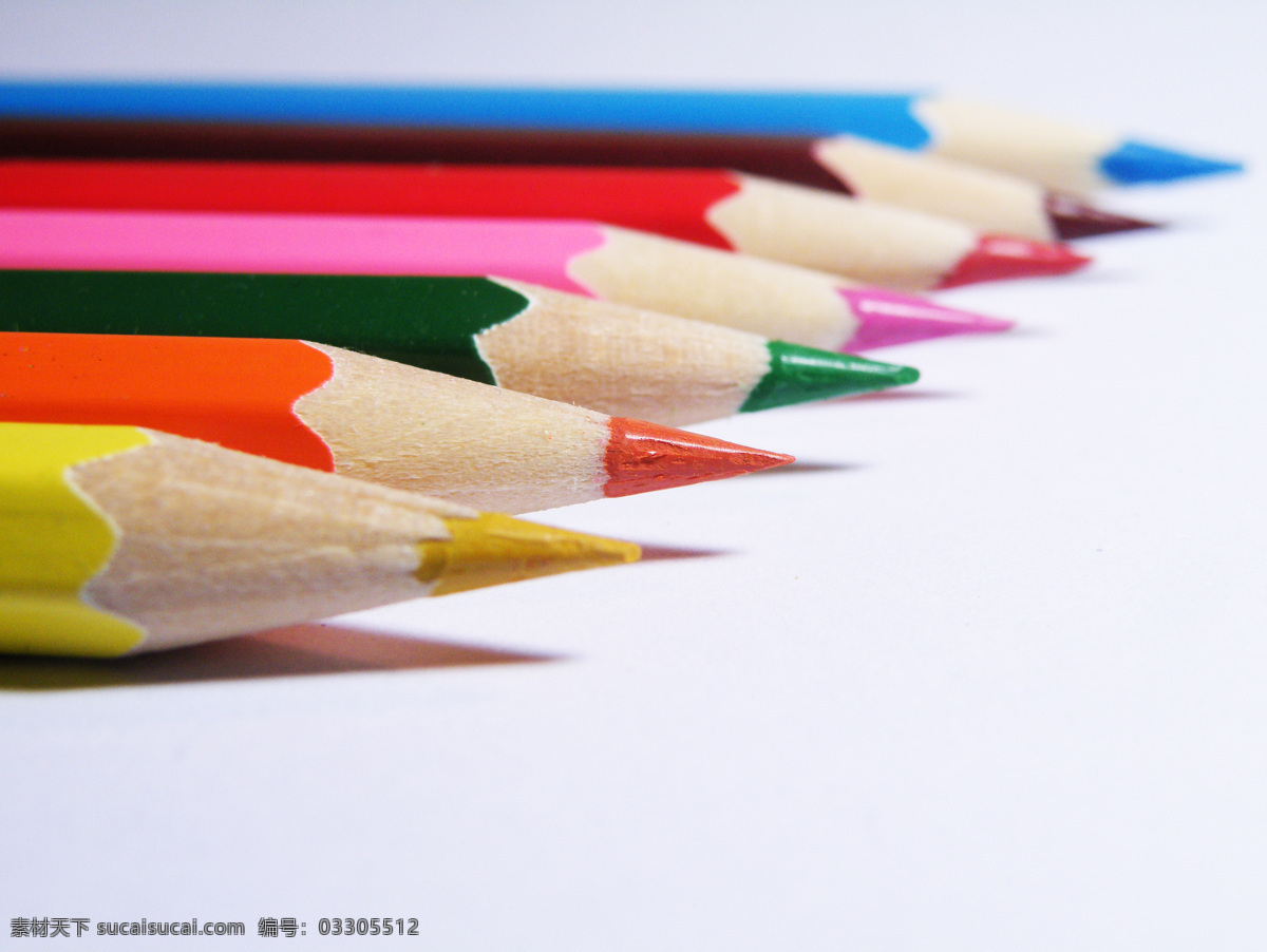 彩色铅笔 绘画 工具 彩铅 笔尖 笔头 七根 色彩 颜色 秩序 渐进 阶梯 微距 红色 黄色 橙色 蓝色 棕色 粉色 美术绘画 文化艺术
