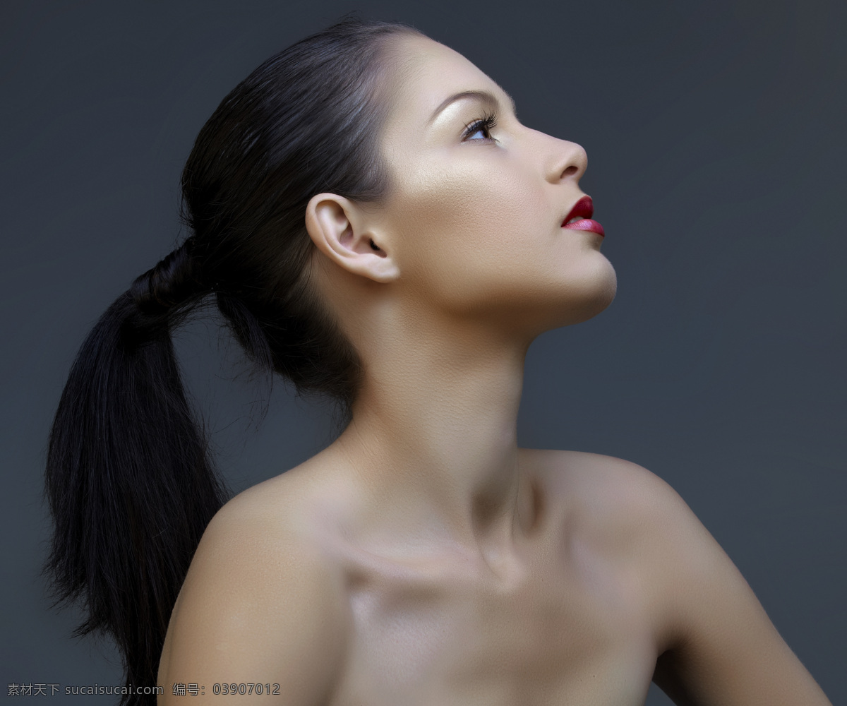 抬头 看 美女模特 抬头看 女人 美女 外国女人 美女图片 人物图片