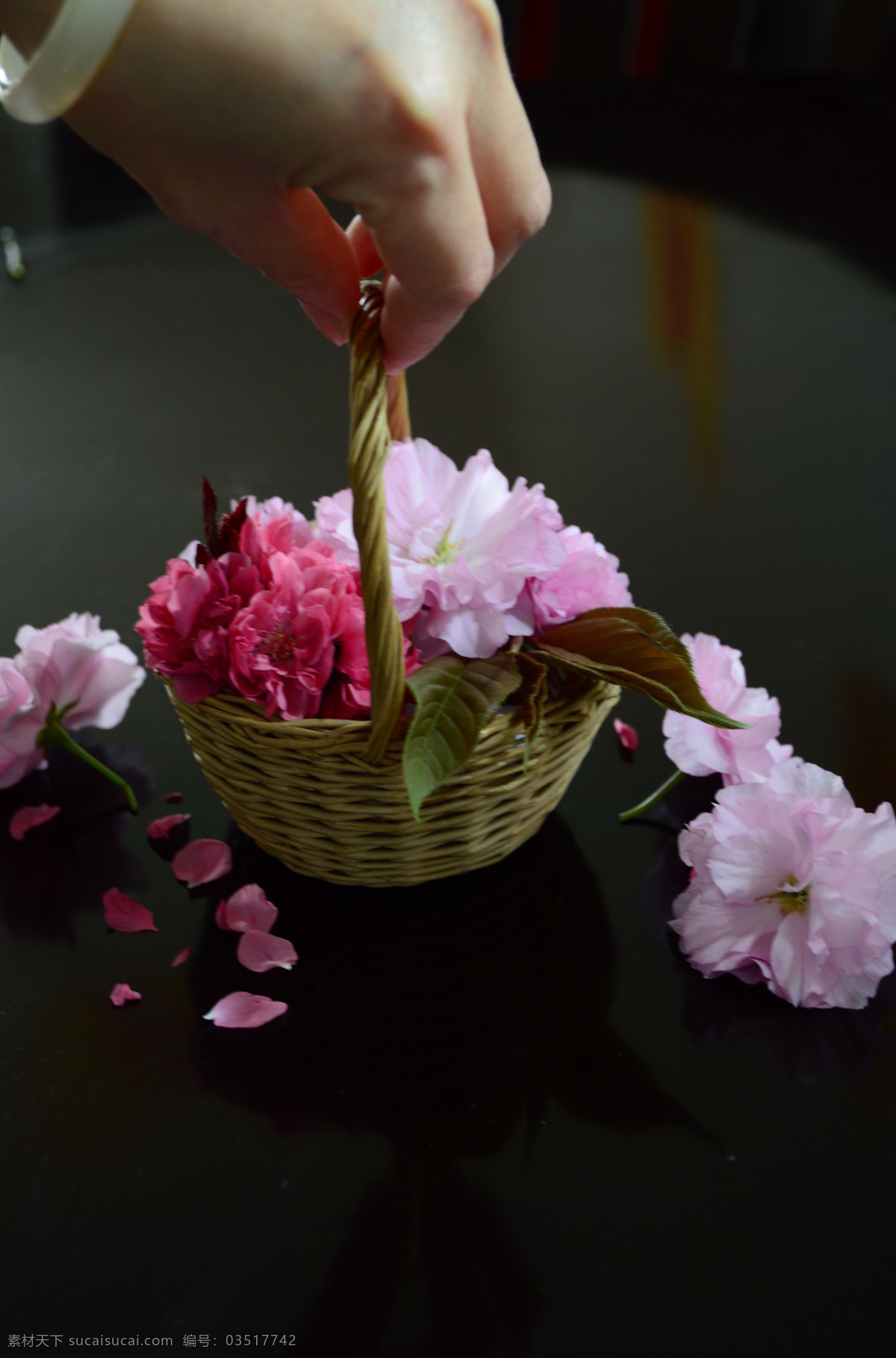 装满花的花篮 花篮 花 手 粉红色 粉色 红色 手镯 黑褐色 提着花篮 文化艺术
