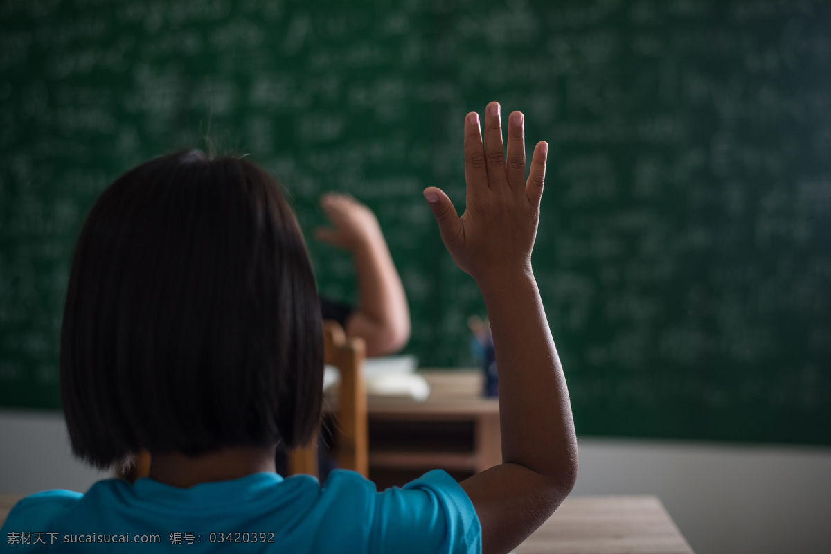 上课举手 课堂 上课中 小女孩 小孩子 上学 上课 黑板 儿童上学 儿童上课 课堂作业 课堂问题 举手回答 教育元素 教育素材 教学元素 教学素材 人物卡通 人物图库 儿童幼儿