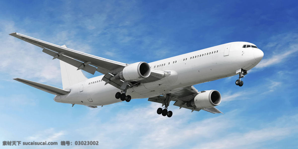 蓝天 中 飞翔 航天飞机 飞机 飞行 天空 白云 喷气式 摄影图 特写 高清图片 飞机图片 现代科技