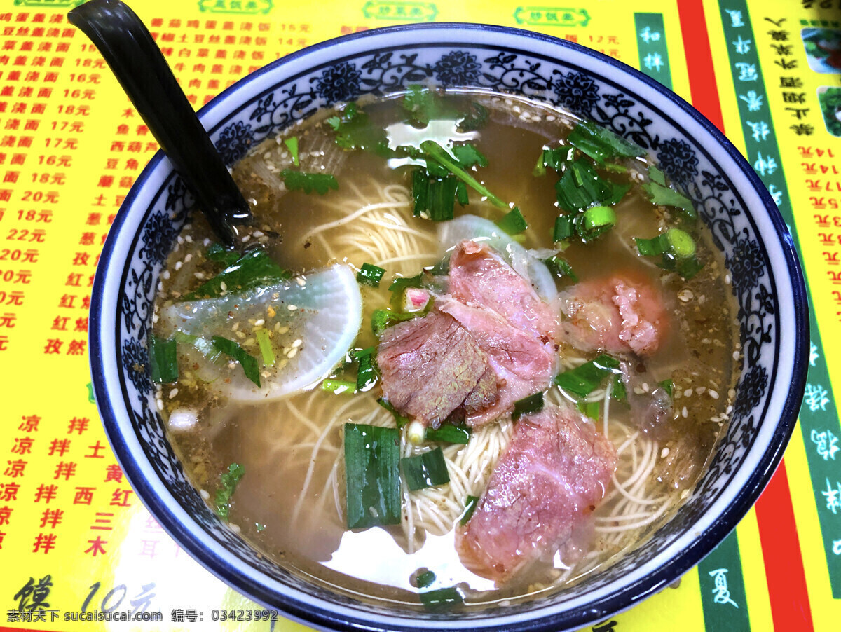 一碗兰州拉面 中国美食 特色小吃 兰州拉面 面条 面食 碗 中餐 牛肉面 新疆菜 汤面 萝卜 香菜 餐饮美食 传统美食