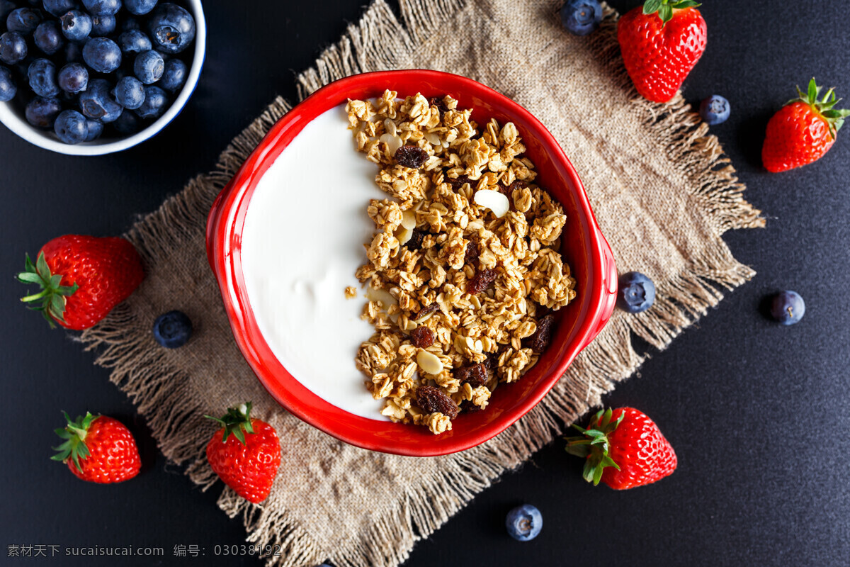 草莓燕麦早餐 草莓 蓝莓 燕麦 麦片 牛奶 营养早餐 早餐 早点 健康 餐饮美食 食物原料