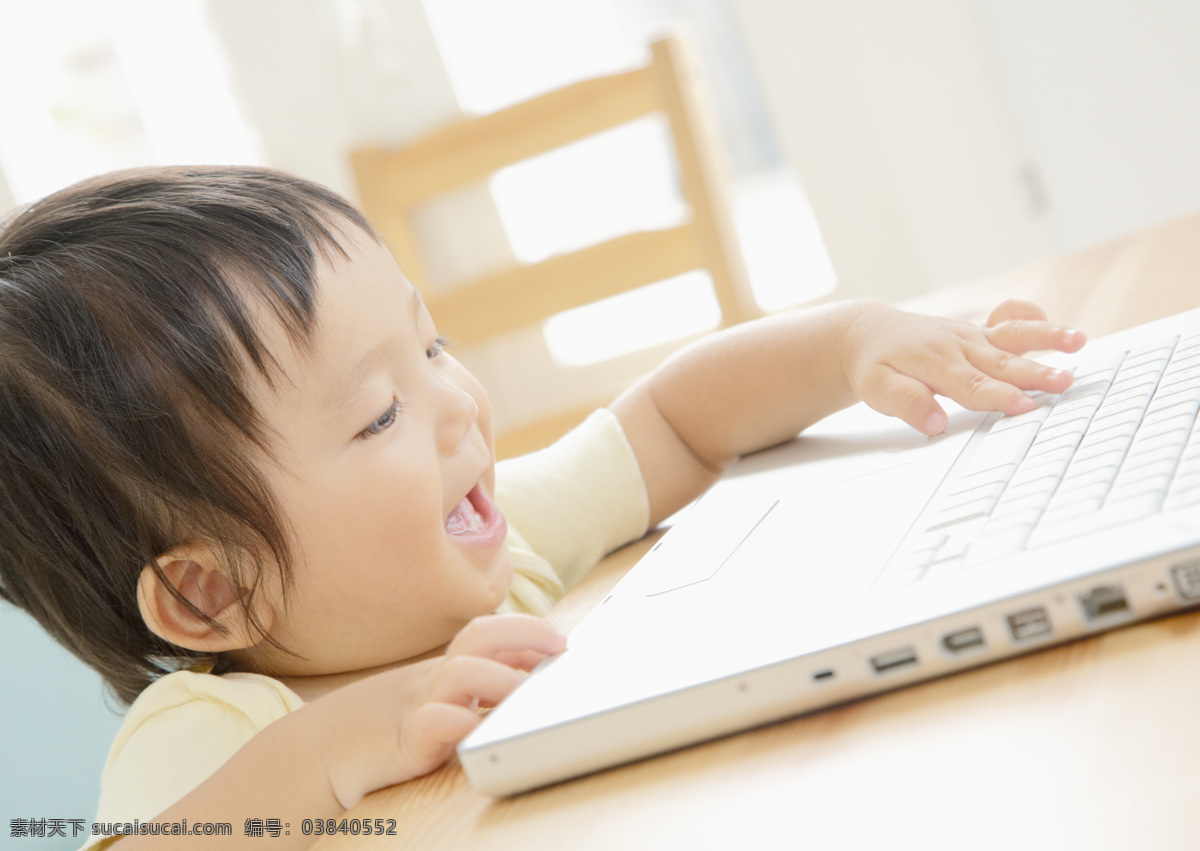 玩电脑 可爱 小宝宝 宝宝与家人 健康宝宝 婴儿 孩子 娃娃 幼儿 baby 笔记本电脑 摄影图 高清图片 宝宝图片 人物图片