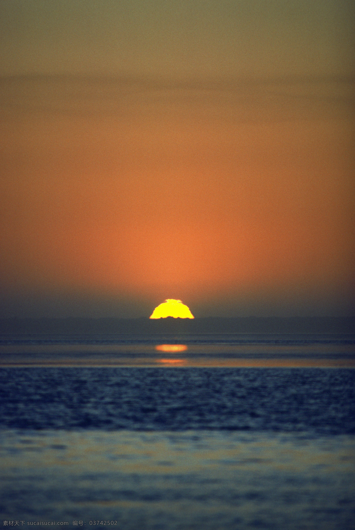 黄昏 时 海面 风景 美丽海滩 海边风景 落日 夕阳 海浪 沙滩 海滩 海平面 大海 海洋 海景 景色 美景 摄影图 高清图片 海洋海边 自然景观 棕色