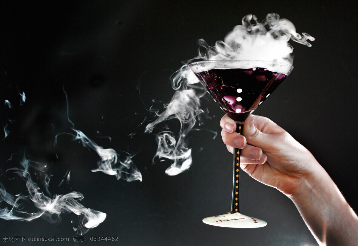 加冰块 葡萄酒 手持酒杯 高脚酒杯 红酒 冒冷气 高速摄影 动态 高清图片 中外饮料酒水 饮料酒水 餐饮美食