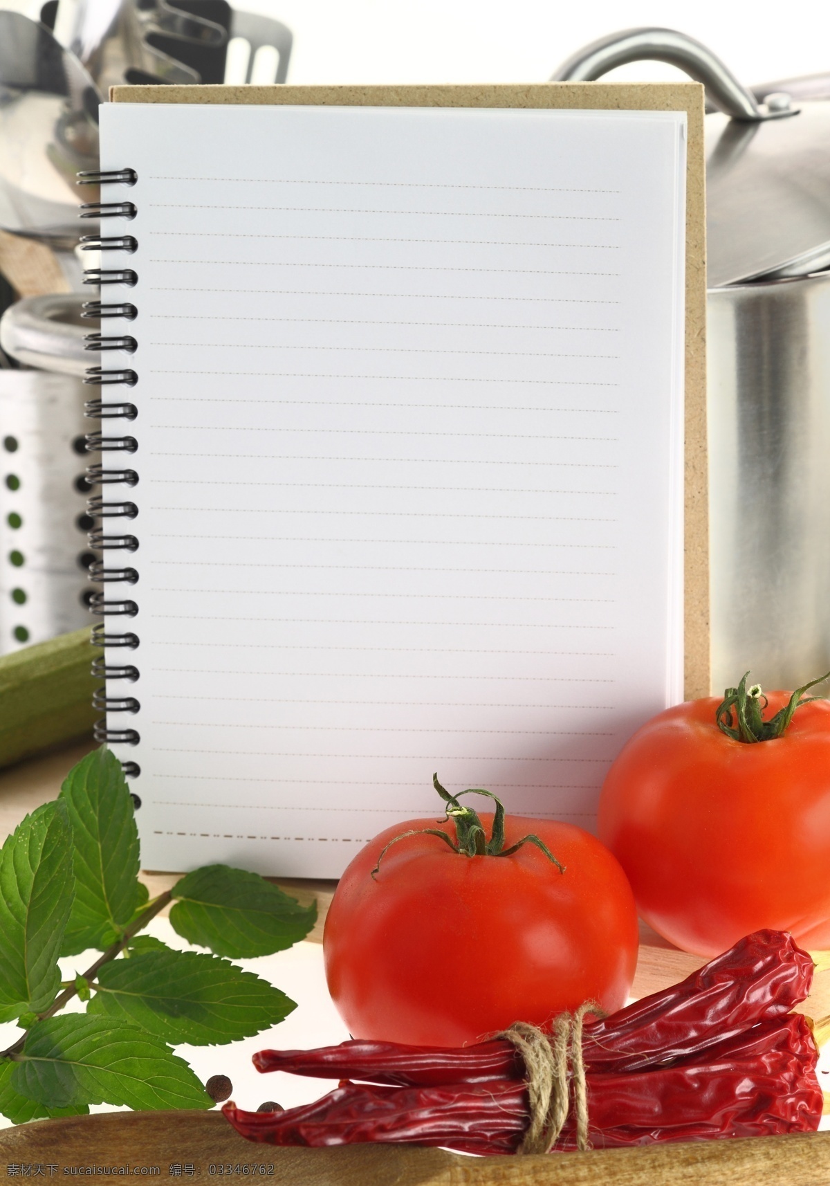 记事本 下 面的 西红柿 日记本 蔬菜 干辣椒 绿叶 美食图片 餐饮美食