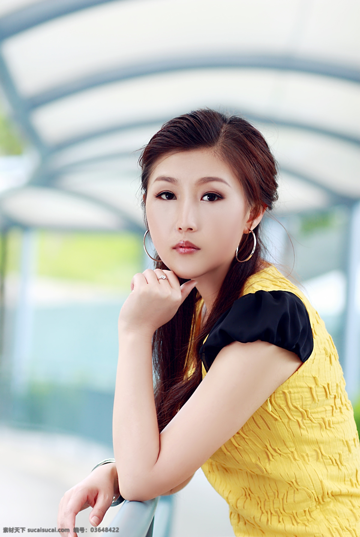 蒋雪儿 雪儿 自由女神 原创歌手 在意 流下 泪 香港 爱 梦 国际 娱乐 有限公司 旗下 艺人 美女明星 时尚 时装 黄色连衣裙 长发 耳坠 手镯 戒指 性感 靓丽 写真 明星偶像 人物图库
