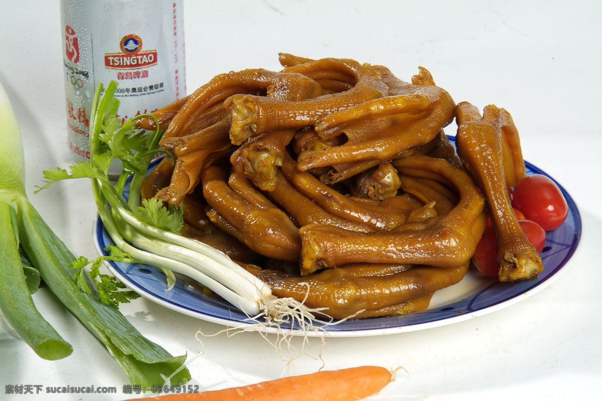正宗 嘉洲 盐焗鸭蹼 高清食品图 食品美味 盘子 尖椒 美味 装饰花 香菜 配菜 酱鸭蹼 烤鸭蹼 鸭蹼 餐饮美食