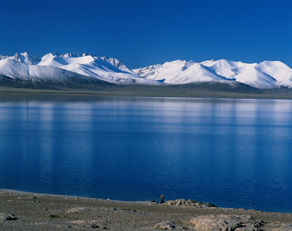 高山 湖水 景观 雪山 大雪 洁白 湖面 镜面 天蓝色 景色 高清图片 山水风景 风景图片