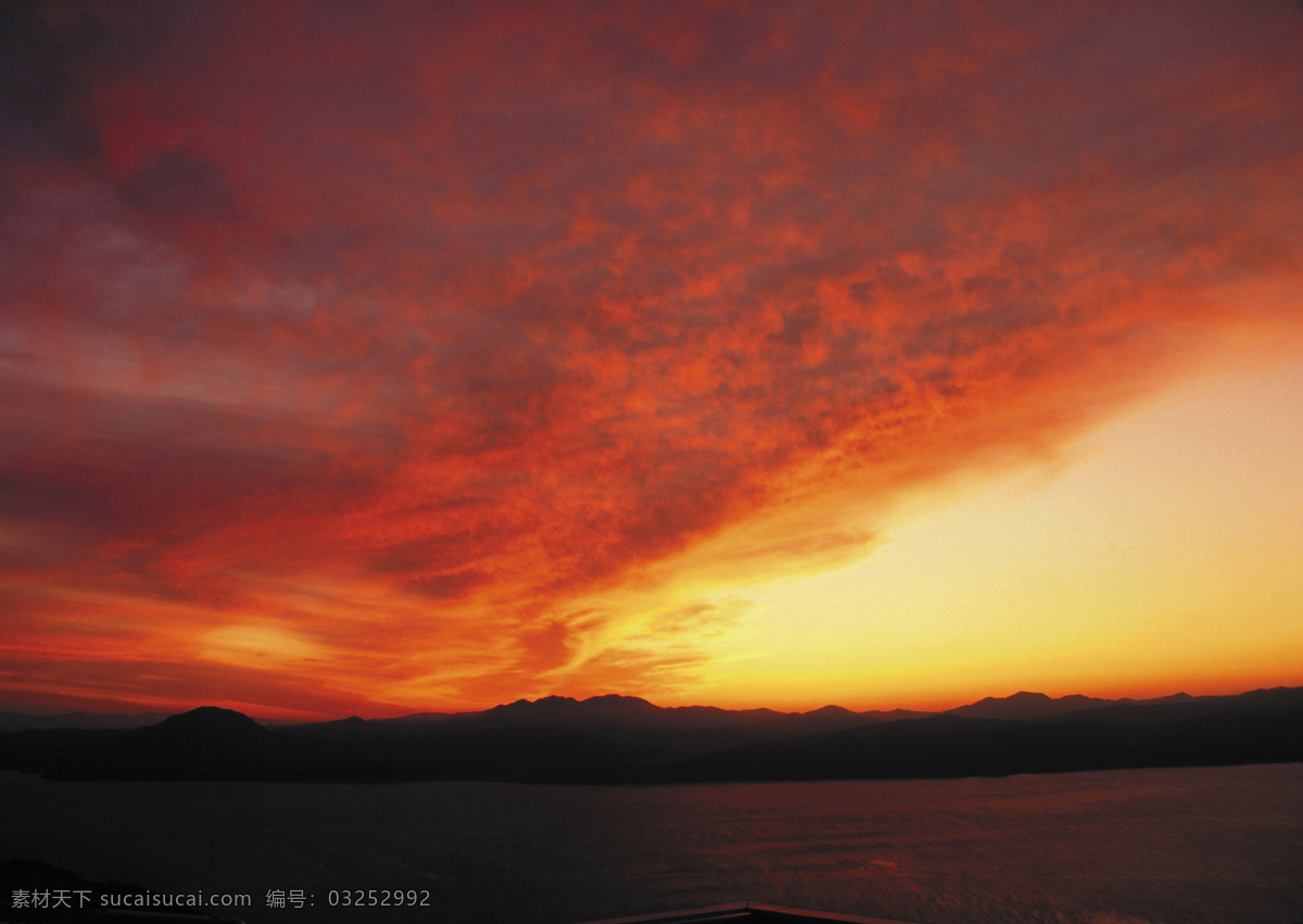 黄昏 彩色 天空 云彩 夕阳 染红天空 暗花 金黄 自然景观 高清图片 天空图片 风景图片