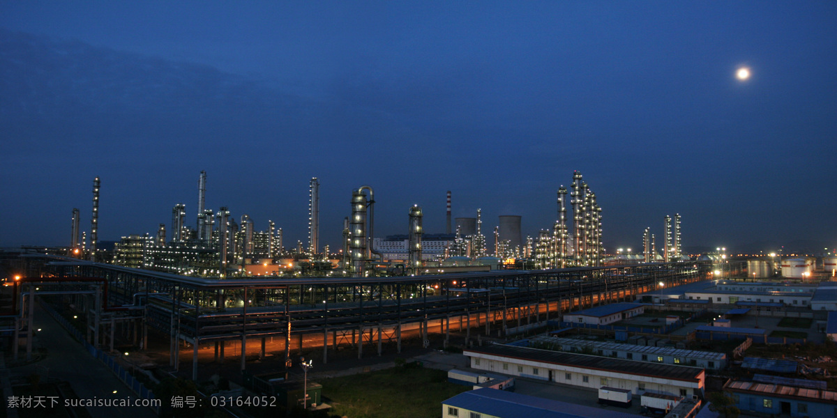 灯光效果 房屋 工业生产 建筑物 蓝色天空 现代科技 月光 炼油厂 夜景 管道设备 矢量图