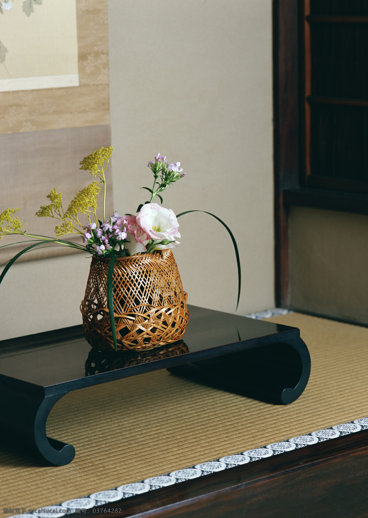 插花 花艺 摆件 花朵 鲜花 植物 茶几 席子 竹楼 竹编 编织 工艺品 生活意境摄影 生活百科 生活素材