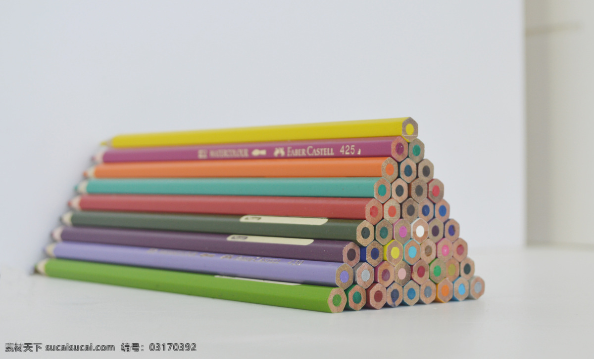 彩铅 画画 绘画 金字塔 课本 铅笔 三角形 色彩 彩色的笔 摄影图 文具 美术工具 颜色 五彩缤纷 椎体 艺术 48色彩笔 学习 学生 学习办公 生活百科 psd源文件