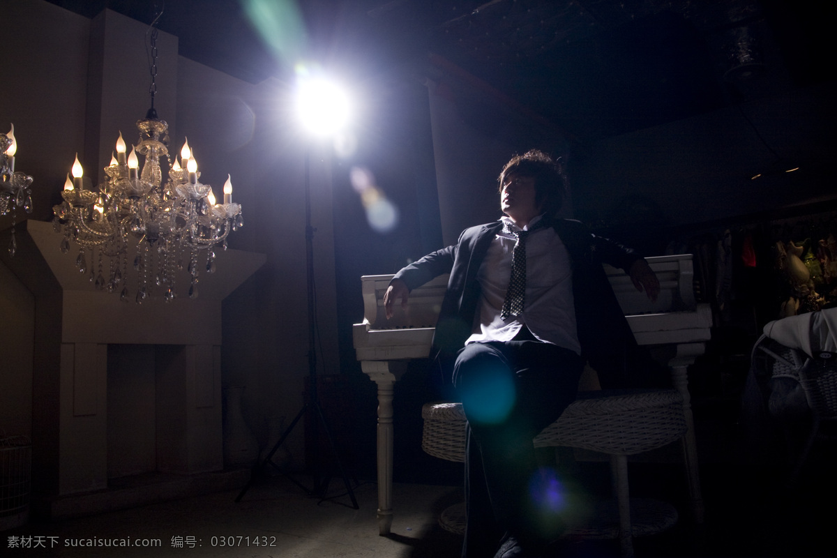广州 拍摄 吊灯 钢琴 男性男人 人物图库 广州拍摄 黄忠 忧郁的钢琴 琴凳 psd源文件
