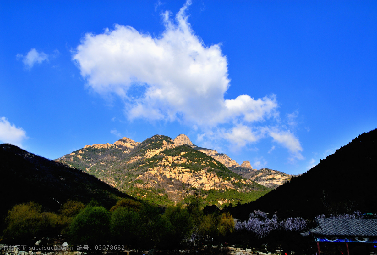 白花 白云 春色 春天 春意 大山 蓝天 绿树 泰山 风景图片 泰山风景 山峰 岩石 森林 庙宇一角 山脊剪影 泰山上的风景 山水风景 自然景观 psd源文件