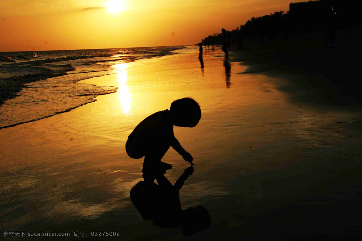 海滩 彩霞 大海 风景 风景图片 海边 海景 金黄色 旅游摄影 沙滩 夕阳 人影 小孩 霞光 滩 夕照 人 水波 自然风景