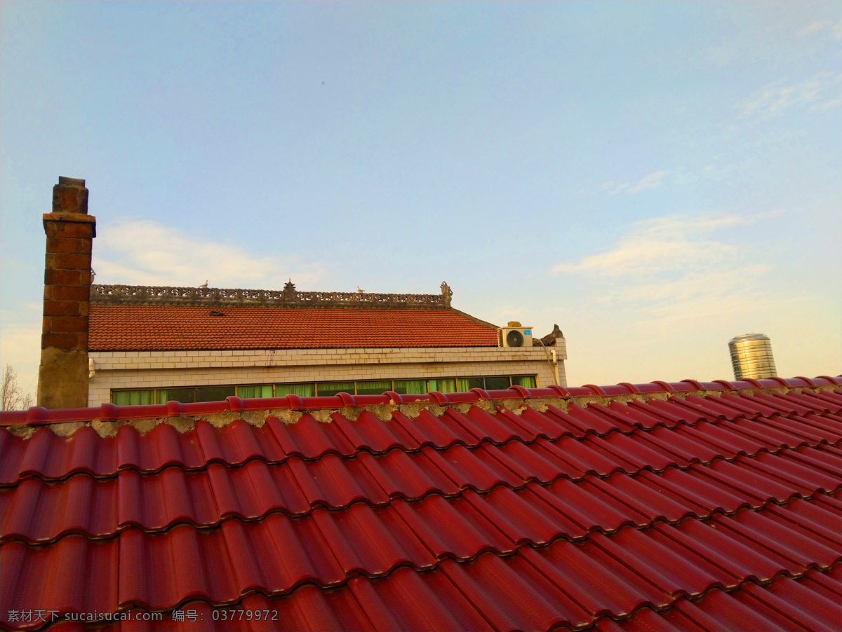 蓝天下的房屋 房屋 蓝天 建筑 红瓦 烟筒 乡村风采 自然景观 建筑景观