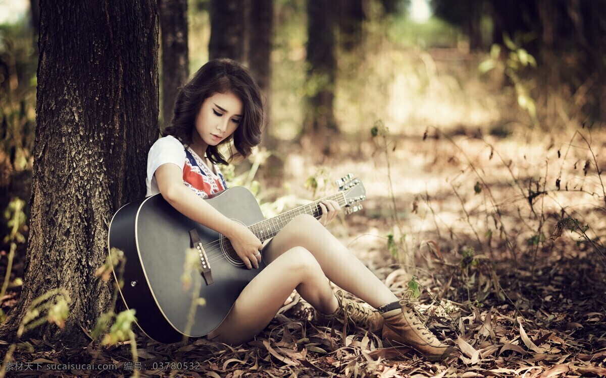 弹吉他的美女 吉他 弹吉他 弹吉他的女孩 文艺范壁纸 文艺范美女 树木 人物图库 人物摄影