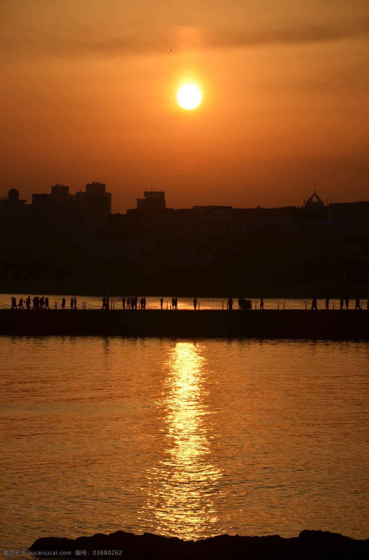 傍晚 大厦 反光 海水 海湾 剪影 礁石 金色 夕阳 自然风光 青岛 上空 红晕 栈桥 游人 自然风景 自然景观 psd源文件