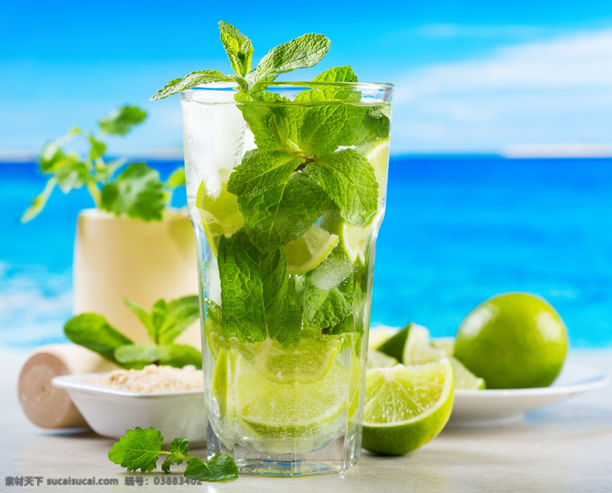 柠檬汁 果汁 水果 柠檬 绿色 叶子 绿叶 海边 夏天 冷饮 冰块 夏季 餐饮美食 饮料酒水