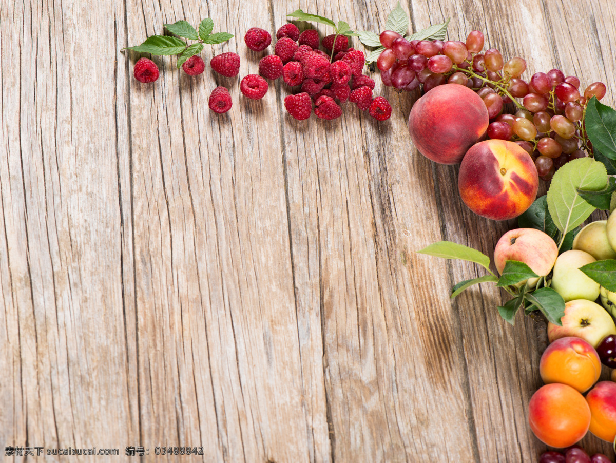 木板 上 树莓 葡萄 桃子 苹果 提子 新鲜水果 水果摄影 果实 水果蔬菜 餐饮美食 水果图片