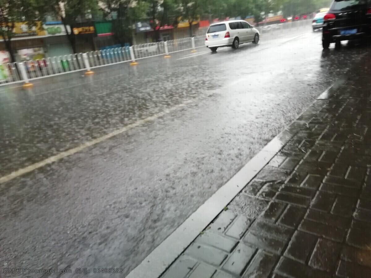 下雨 雨滴 水珠 雨露 壁纸 壁画 风景 雨天 小雨 安静 自然景观 自然风景 树木 路面 水 大树 绿化 路 马路 车 汽车 行驶 等待 雨水 旅游摄影 国内旅游 海 湖