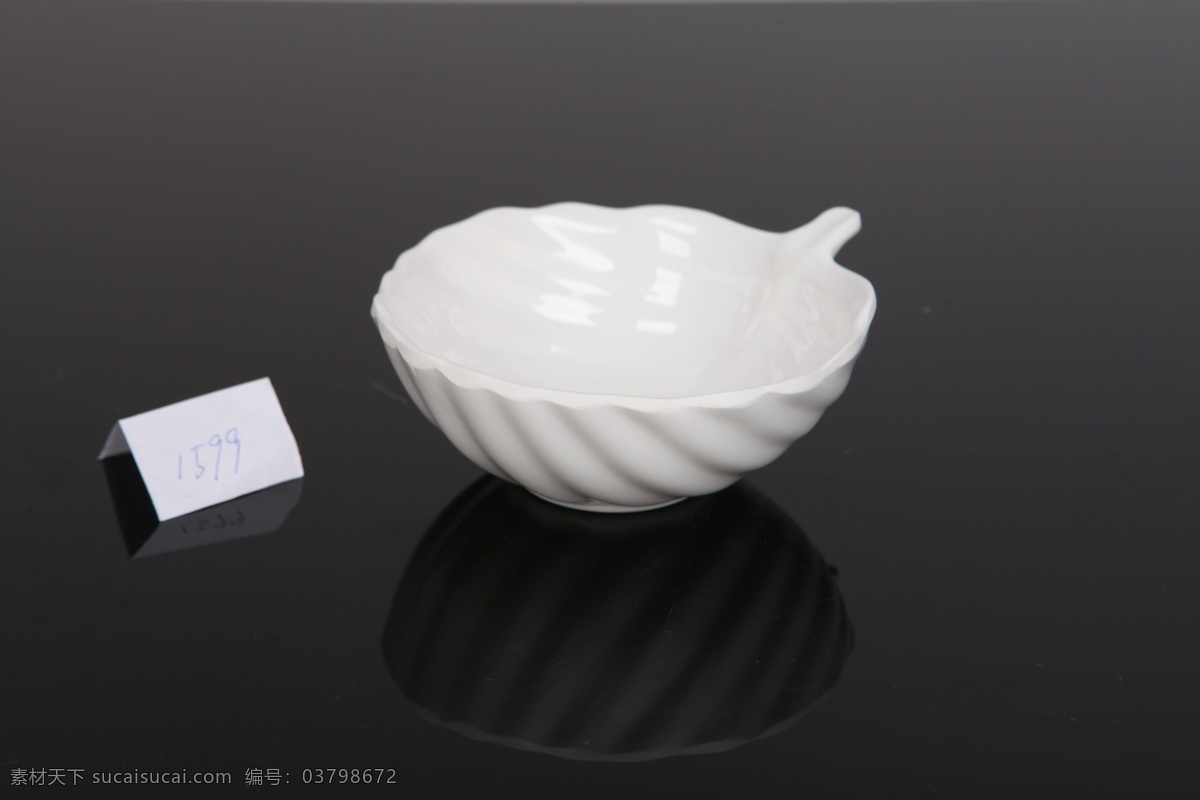 盘子 餐具 陶瓷 吃饭 造型 纯白 摄影图 生活百科 家居生活