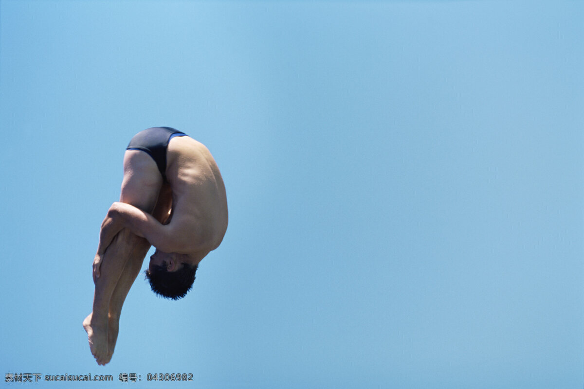 跳水 运动员 男跳水运动员 男人 瞬间 跳水运动员 空中旋转 职业人物 体育运动 生活百科 青色 天蓝色