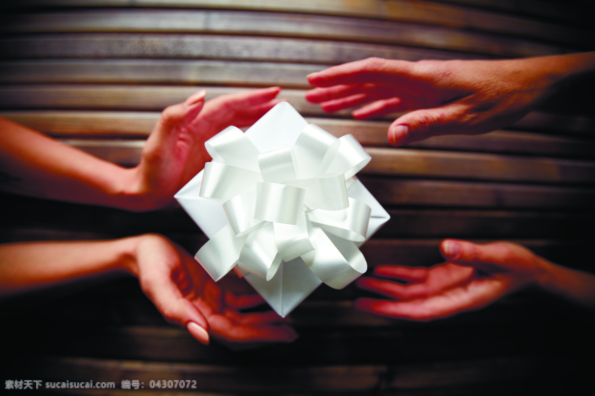 双手 白色 礼物 盒 白色礼物盒 盒子 白色礼物花 节日庆典 生活百科